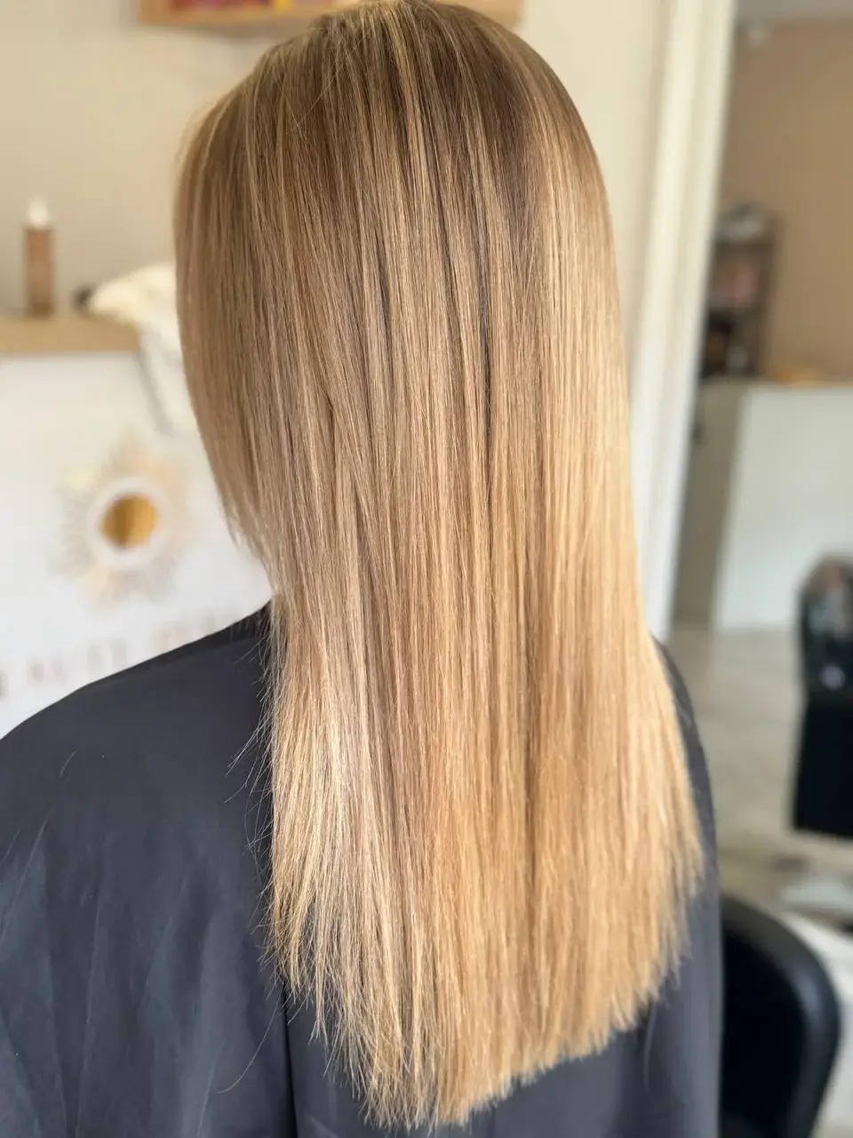 Długie, proste włosy w odcieniu naturalnego, słonecznego blondu z delikatnym balayage — Beauty Perła Bydgoszcz