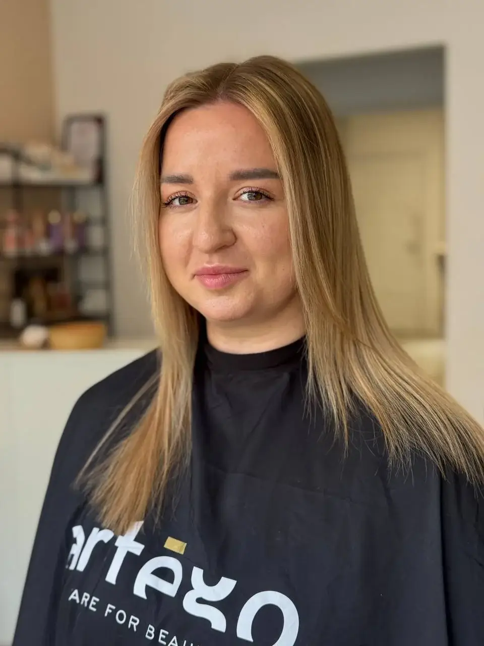 Elegancki ciepły miodowy blond z pasemkami — Beauty Perła Bydgoszcz